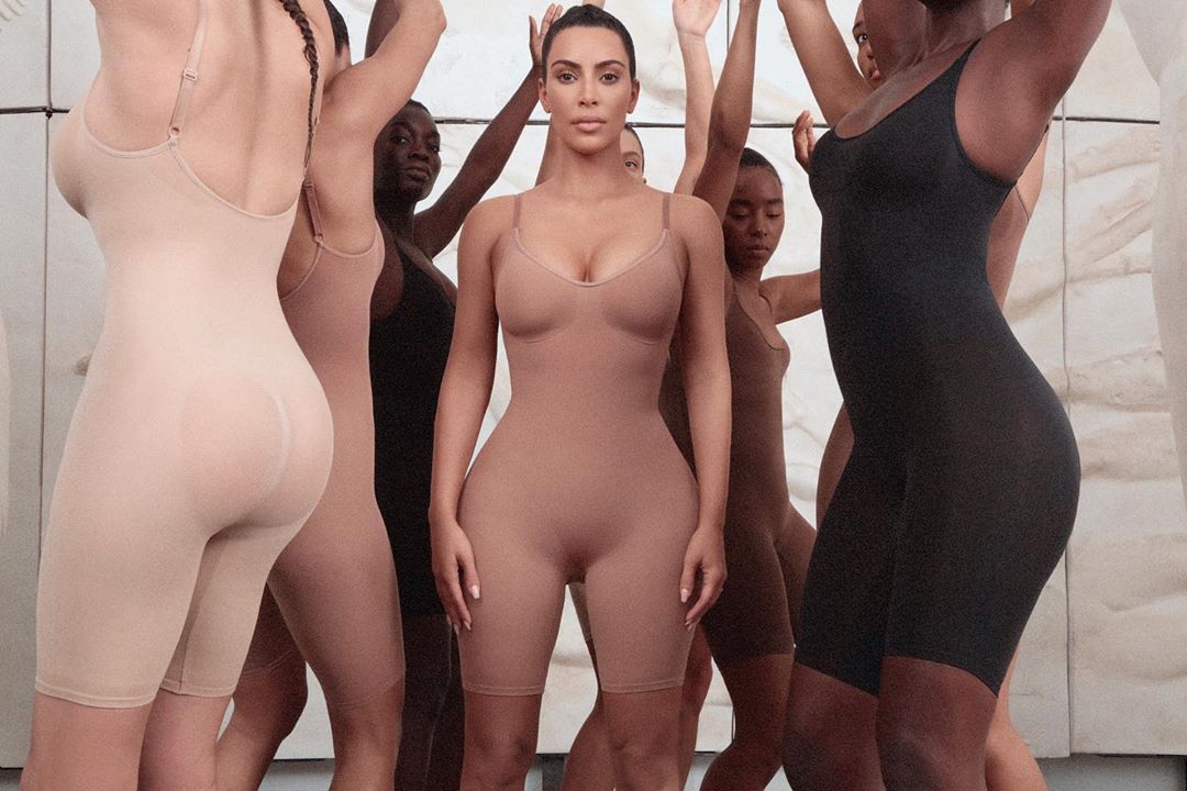 Republic Viscous copy Kim Kardashian lanseaza o linie de lenjerie modelatoare. Imaginile vorbesc  de la sine – Positive News